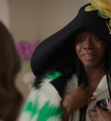 Emily_in_Paris_S02E02_WEBRip_x264-ION10_0384.jpg