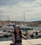 Emily_in_Paris_S02E02_WEBRip_x264-ION10_0474.jpg
