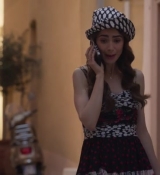 Emily_in_Paris_S02E02_WEBRip_x264-ION10_0582.jpg