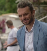 Emily_in_Paris_S02E02_WEBRip_x264-ION10_0793.jpg
