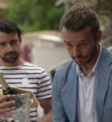 Emily_in_Paris_S02E02_WEBRip_x264-ION10_0815.jpg