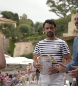 Emily_in_Paris_S02E02_WEBRip_x264-ION10_0856.jpg