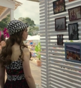 Emily_in_Paris_S02E02_WEBRip_x264-ION10_0908.jpg