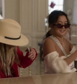 Emily_in_Paris_S02E02_WEBRip_x264-ION10_0963.jpg