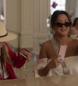 Emily_in_Paris_S02E02_WEBRip_x264-ION10_0965.jpg