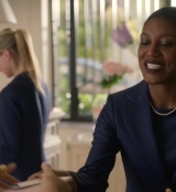 Emily_in_Paris_S02E02_WEBRip_x264-ION10_0985.jpg