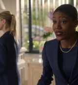 Emily_in_Paris_S02E02_WEBRip_x264-ION10_0988.jpg