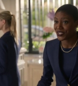 Emily_in_Paris_S02E02_WEBRip_x264-ION10_0989.jpg