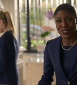 Emily_in_Paris_S02E02_WEBRip_x264-ION10_0995.jpg