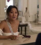 Emily_in_Paris_S02E02_WEBRip_x264-ION10_1007.jpg