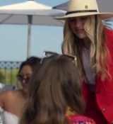 Emily_in_Paris_S02E02_WEBRip_x264-ION10_1044.jpg