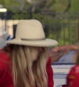 Emily_in_Paris_S02E02_WEBRip_x264-ION10_1122.jpg