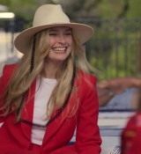 Emily_in_Paris_S02E02_WEBRip_x264-ION10_1124.jpg