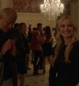 Emily_in_Paris_S02E02_WEBRip_x264-ION10_1387.jpg