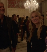 Emily_in_Paris_S02E02_WEBRip_x264-ION10_1389.jpg
