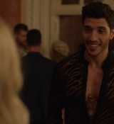 Emily_in_Paris_S02E02_WEBRip_x264-ION10_1414.jpg