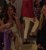 Emily_in_Paris_S02E02_WEBRip_x264-ION10_1453.jpg