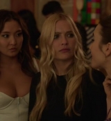 Emily_in_Paris_S02E02_WEBRip_x264-ION10_1514.jpg