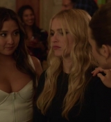 Emily_in_Paris_S02E02_WEBRip_x264-ION10_1549.jpg