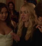 Emily_in_Paris_S02E02_WEBRip_x264-ION10_1550.jpg
