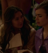 Emily_in_Paris_S02E02_WEBRip_x264-ION10_2091.jpg