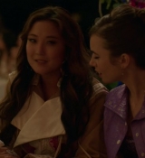 Emily_in_Paris_S02E02_WEBRip_x264-ION10_2103.jpg
