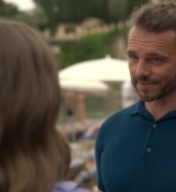 Emily_in_Paris_S02E02_WEBRip_x264-ION10_2435.jpg