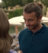 Emily_in_Paris_S02E02_WEBRip_x264-ION10_2517.jpg