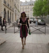 Emily_in_Paris_S02E03_WEBRip_x264-ION10_0312.jpg