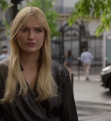 Emily_in_Paris_S02E03_WEBRip_x264-ION10_1069.jpg