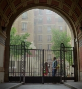 Emily_in_Paris_S02E03_WEBRip_x264-ION10_1545.jpg