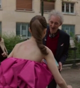 Emily_in_Paris_S02E03_WEBRip_x264-ION10_1973.jpg