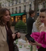 Emily_in_Paris_S02E03_WEBRip_x264-ION10_2039.jpg