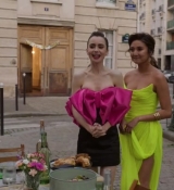 Emily_in_Paris_S02E03_WEBRip_x264-ION10_2136.jpg