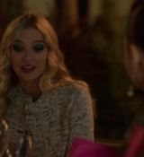 Emily_in_Paris_S02E03_WEBRip_x264-ION10_2342.jpg
