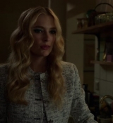 Emily_in_Paris_S02E03_WEBRip_x264-ION10_2469.jpg