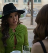 Emily_in_Paris_S02E04_WEBRip_x264-ION10_0065.jpg