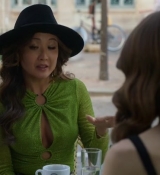 Emily_in_Paris_S02E04_WEBRip_x264-ION10_0068.jpg