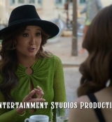 Emily_in_Paris_S02E04_WEBRip_x264-ION10_0097.jpg