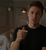 Emily_in_Paris_S02E04_WEBRip_x264-ION10_0118.jpg