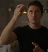 Emily_in_Paris_S02E04_WEBRip_x264-ION10_0122.jpg