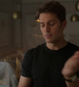 Emily_in_Paris_S02E04_WEBRip_x264-ION10_0129.jpg