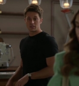 Emily_in_Paris_S02E04_WEBRip_x264-ION10_0138.jpg