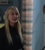 Emily_in_Paris_S02E04_WEBRip_x264-ION10_0240.jpg