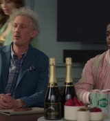 Emily_in_Paris_S02E04_WEBRip_x264-ION10_0263.jpg