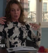 Emily_in_Paris_S02E04_WEBRip_x264-ION10_0310.jpg