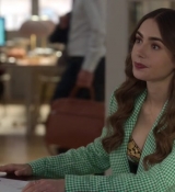 Emily_in_Paris_S02E04_WEBRip_x264-ION10_0350.jpg