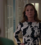 Emily_in_Paris_S02E04_WEBRip_x264-ION10_0381.jpg