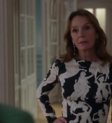 Emily_in_Paris_S02E04_WEBRip_x264-ION10_0383.jpg
