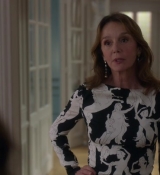 Emily_in_Paris_S02E04_WEBRip_x264-ION10_0385.jpg